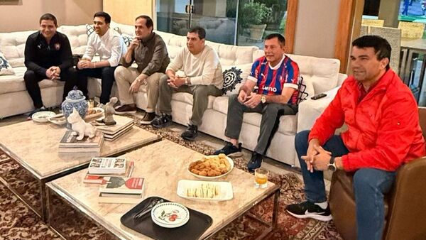 ¿Yetatores? Pettengill vio el partido de Cerro Porteño con otros políticos