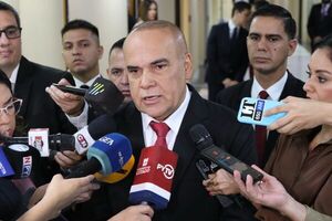 Presidente del Congreso admite falta de medicamentos en los hospitales públicos