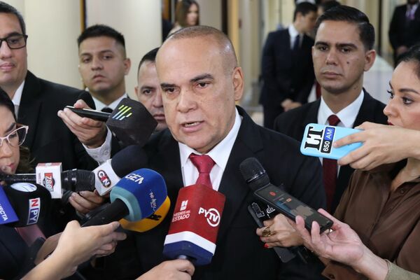 Presidente del Congreso admite falta de medicamentos en los hospitales públicos