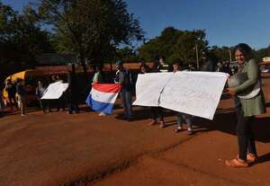 Clausura de aula por riesgo de derrumbe deja a niños hacinados en un pequeño depósito  - ABC en el Este - ABC Color