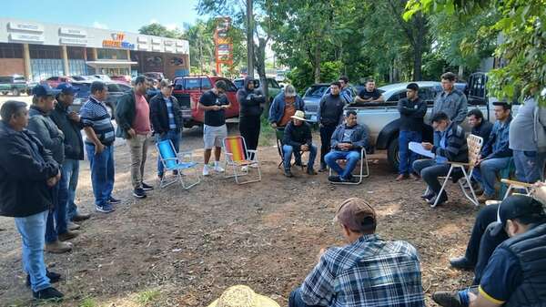 Camioneros del Guairá buscan ampliar su movilización mientras esperan respuesta de Dinatran  - Nacionales - ABC Color