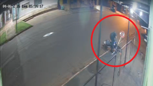 Motociclista hace una wheelie, pierde el control y se estrella contra una señal de tránsito en PJC