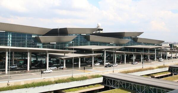 La Nación / Posible fuga de gas: interrumpen el tráfico aéreo en Sao Paulo tras evacuación de controladores