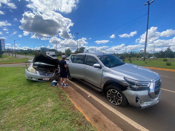 Colisión entre una camioneta y un automóvil generó caos vehicular en el acceso a Encarnación