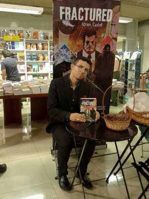 Popular / Adrien Castell presentó su libro: “Fractured: Sombra y Redención”.