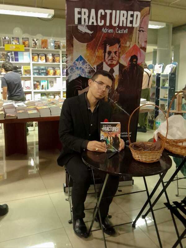 Popular / Adrien Castell presentó su libro: “Fractured: Sombra y Redención”.