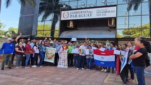 Adultos mayores protestan desde hace 18 días para exigir el pago de la pensión universal