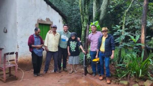 ¡Una abuelita de 80 años por fin tiene agua potable en su casa!