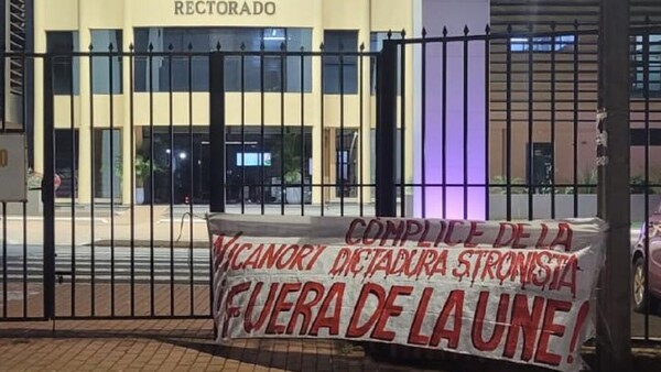 Aparecen pasacalles de rechazo al doctor José Duarte Penayo en la UNE