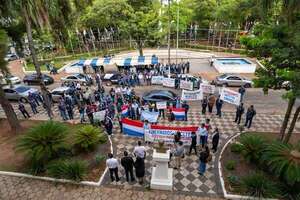 Empleados de Clyfsa se movilizan y piden respaldo ante conflicto con la ANDE  - Nacionales - ABC Color