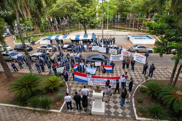 Empleados de Clyfsa se movilizan y piden respaldo ante conflicto con la ANDE  - Nacionales - ABC Color