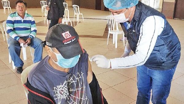 Este mes también arribarán 100.000 vacunas anticovid