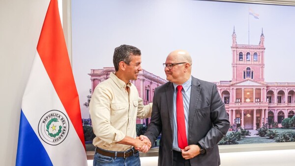 Lovera asume en Economía, desafiado por deudas y baja en la recaudación