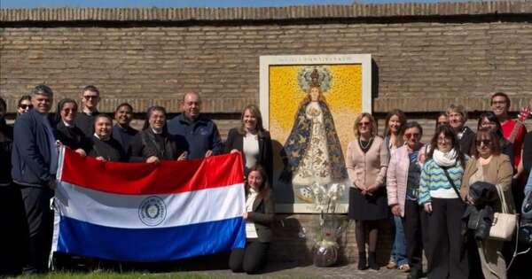 La Nación / Paraguayos rezaron el rosario y llevaron serenata a Virgen de Caacupé a los jardines del Vaticano