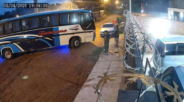 Villa Elisa: denuncian que taller de colectivos que opera en la calle genera ruidos molestos y daños a viviendas - Nacionales - ABC Color