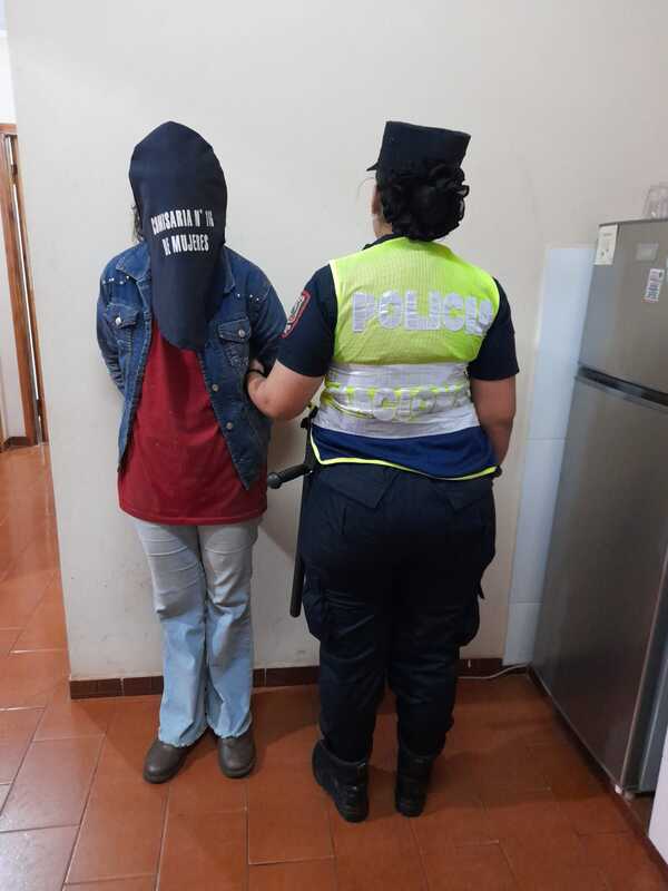 Mujer queda detenida tras acudir a denunciar y registrar orden de captura vigente