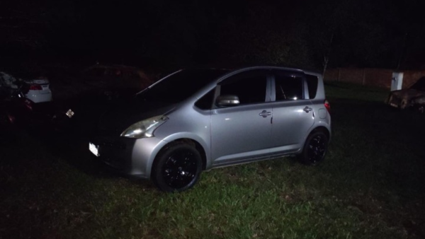 Les pillaron en plena acción dentro de un auto y en patio ajeno