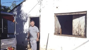 Vendedor de panchos sortea su casa para pagar estudio médico