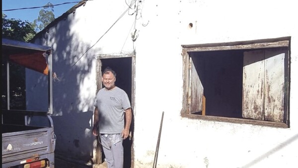 Vendedor de panchos sortea su casa para pagar estudio médico