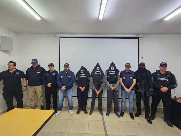 Tres paraguayos son extraditados a Argentina por casos de abuso sexual - Policiales - ABC Color