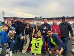 Barra Brava Vip: Con la N° 12 puesta alientan al portero albirrojo Orlando Gill