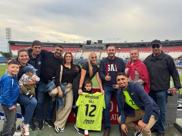 Barra Brava Vip: Con la N° 12 puesta alientan al portero albirrojo Orlando Gill