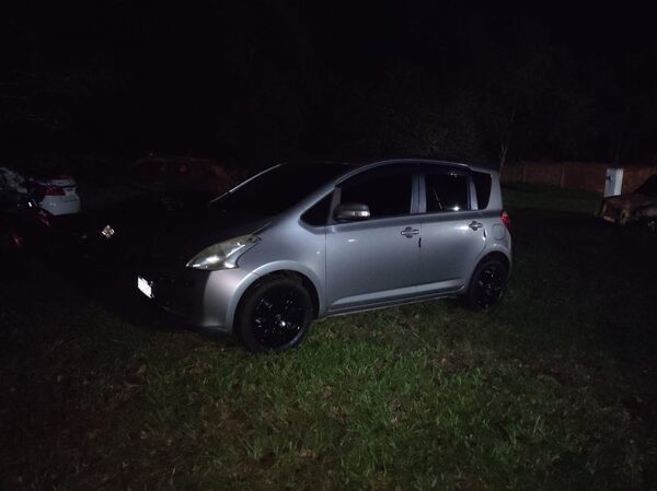 Pillan a pareja desnuda en automóvil