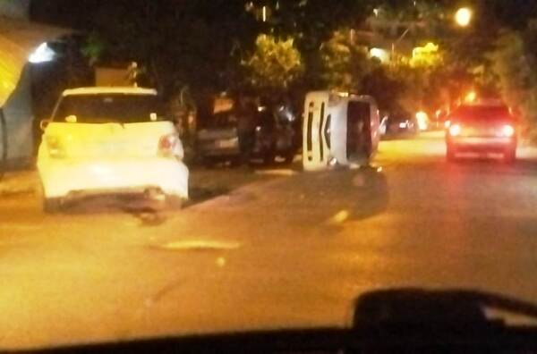 Un tempranero choque y vuelco •