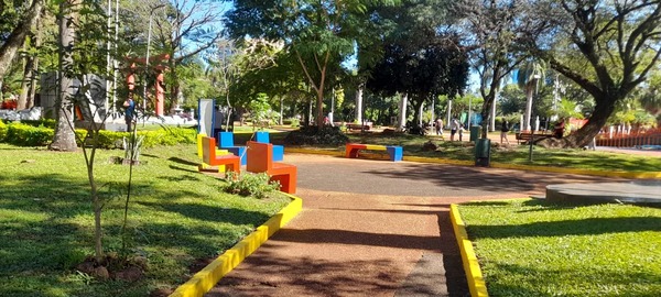 Ponen en valor la Plaza de Armas de Encarnación con trabajos de mantenimiento general