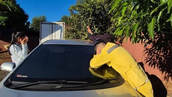 Minga Guazú: niña queda encerrada en auto y es rescatada por bomberos