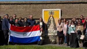 Popular / Paraguayos llevaron serenata y oñembo'e a la Virgen de Caacupé en Roma