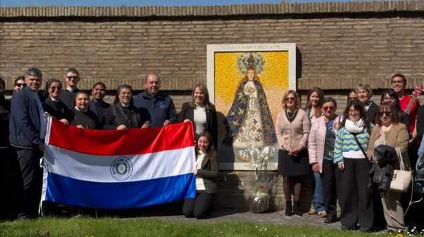 Popular / Paraguayos llevaron serenata y oñembo'e a la Virgen de Caacupé en Roma