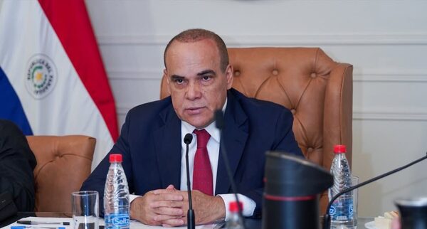 Basilio Núñez aborda caso Hernán Rivas y descarta vulnerabilidad de Cartes en medio de tensiones internas - Canal-E