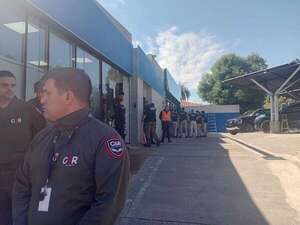 Supuestos ladrones irrumpieron en local de venta de vehículos en Asunción - Policiales - ABC Color