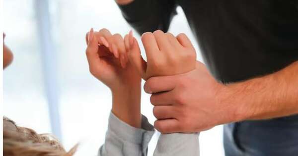 La Nación / Un hombre lanzó a su pareja de un edificio y un techo amortiguó el golpe