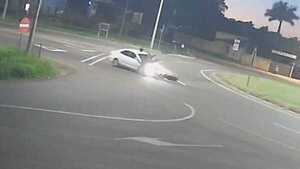 Video: Conductor no respeta preferencia en rotonda y atropella a una moto en Caaguazú