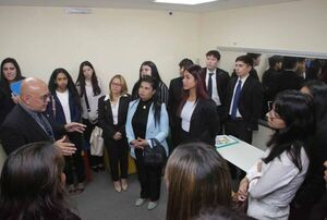 Alumnos de UNIDA visitaron el Palacio de Justicia de Asunción