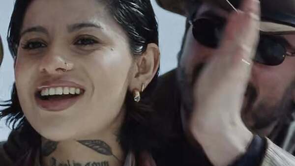 Nodal lanzó “Un vals” para Ángela, pero el video armó sarambí por la modelo que todos comparan con Cazzu