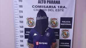 Una joven se salva de morir tras ser lanzada por la ventana de un edificio