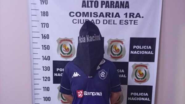 Una joven se salva de morir tras ser lanzada por la ventana de un edificio