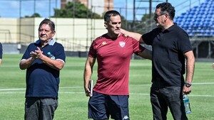 Bernay resalta el profesionalismo de Nacional en su regreso y confirma la vuelta de Roque Santa Cruz