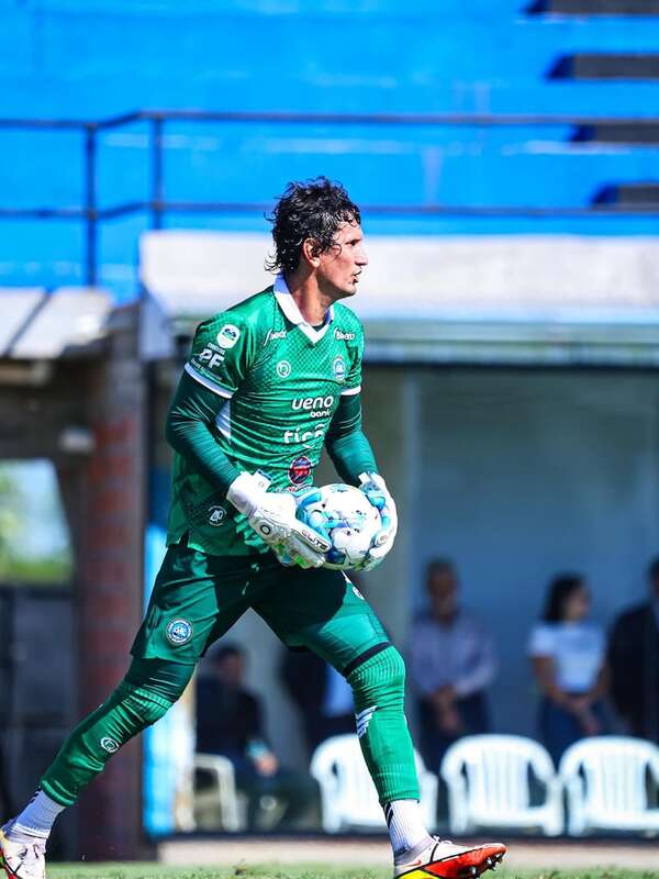 Hilario Navarro demuestra su vigencia en la jornada inaugural de la Primera B - Fútbol de Ascenso de Paraguay - ABC Color