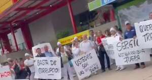 La Nación / Tras clausura de hipermercado, empleados se manifiestan y piden volver a trabajar