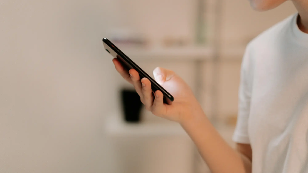 Niña recurre al traductor de Google para denunciar violencia contra su madre - Noticiero Paraguay