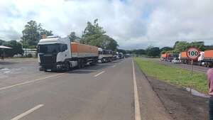 Sigue paro de camioneros y se espera nueva reunión con Dinatran el martes - Nacionales - ABC Color