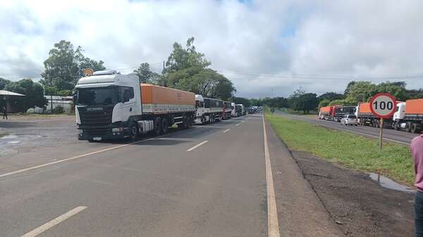 Sigue paro de camioneros y se espera nueva reunión con Dinatran el martes - Nacionales - ABC Color