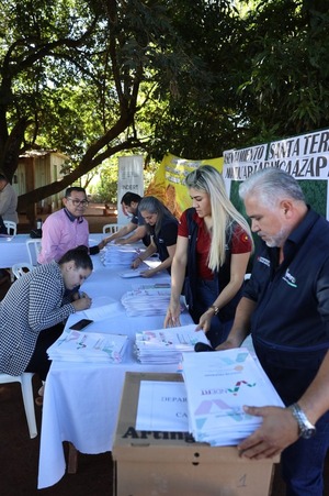 Indert avanza con titulación masiva y supera los 200 títulos entregados en Caazapá - ADN Digital