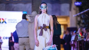 Desfile de prendas bolivianas de diseño deslumbran al público Asunceno