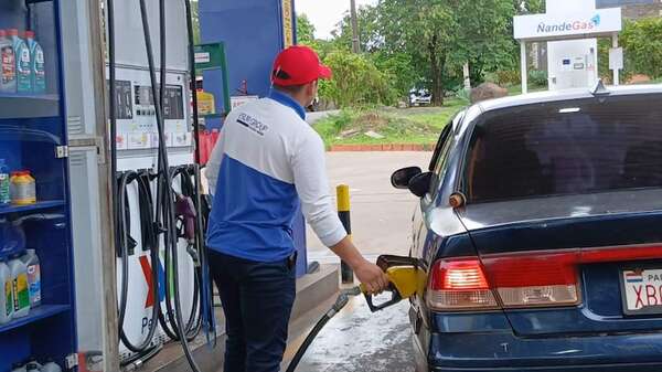 Suba de combustible: advierten que precios más bajos en Encarnación pueden atraer interés de compra desde Posadas, en Argentina - Economía - ABC Color