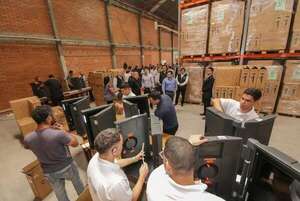 TSJE ya tiene 16.000 máquinas  y ministros visitan el depósito - Política - ABC Color